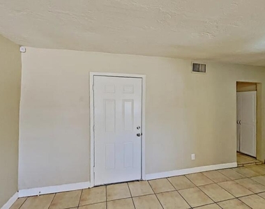 2747 N Greenfield Road - Photo Thumbnail 3