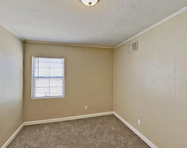 2747 N Greenfield Road - Photo Thumbnail 6