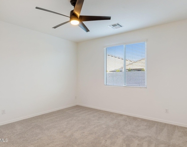 2370 E Wagon Wheel Lane - Photo Thumbnail 12