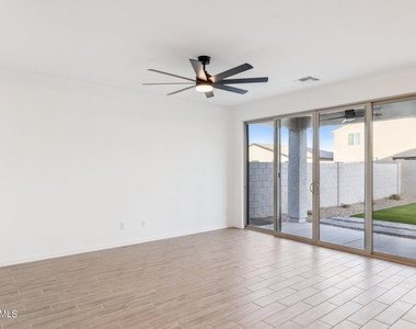 2370 E Wagon Wheel Lane - Photo Thumbnail 3