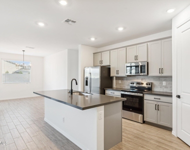 2370 E Wagon Wheel Lane - Photo Thumbnail 9