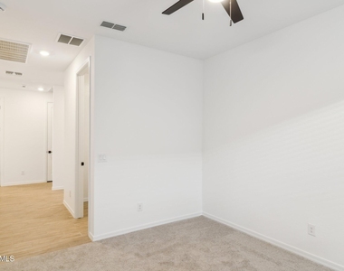 2370 E Wagon Wheel Lane - Photo Thumbnail 29