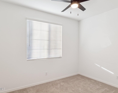 2370 E Wagon Wheel Lane - Photo Thumbnail 24