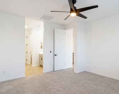 2370 E Wagon Wheel Lane - Photo Thumbnail 13