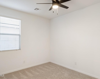 2370 E Wagon Wheel Lane - Photo Thumbnail 17