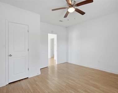 406 E Grayson Street - Photo Thumbnail 17