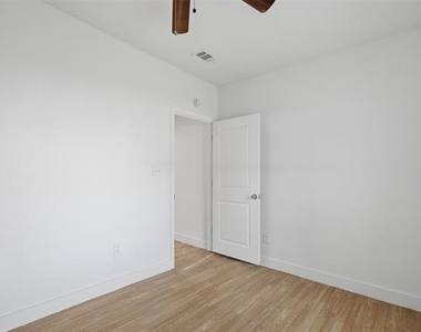 406 E Grayson Street - Photo Thumbnail 15