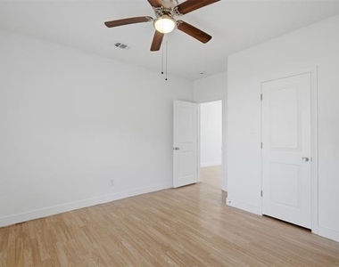 406 E Grayson Street - Photo Thumbnail 12