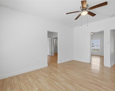 406 E Grayson Street - Photo Thumbnail 8