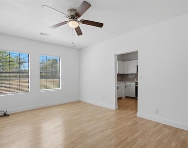 406 E Grayson Street - Photo Thumbnail 4