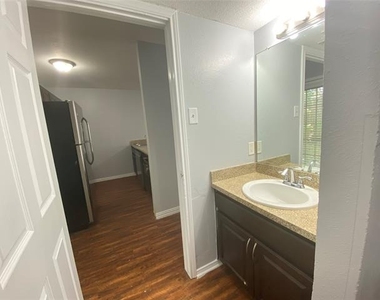 207 Country Bend Drive - Photo Thumbnail 9
