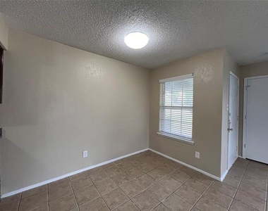 7041 Crosstimbers Lane - Photo Thumbnail 6