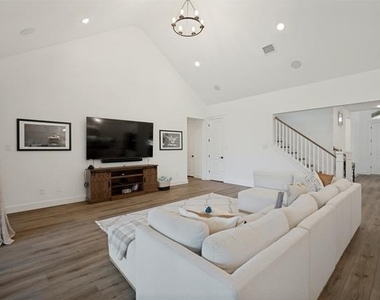 724 Danbury Street - Photo Thumbnail 8