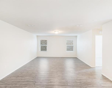 405 Glendale Road - Photo Thumbnail 4