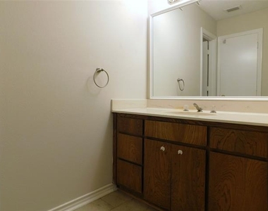 2204 Canterbury Court - Photo Thumbnail 14