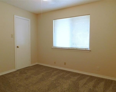 2204 Canterbury Court - Photo Thumbnail 19