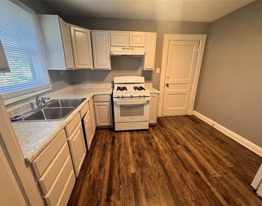 130 W Avenue D - Photo Thumbnail 6