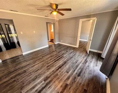 130 W Avenue D - Photo Thumbnail 1