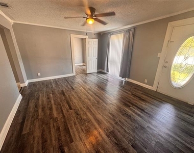130 W Avenue D - Photo Thumbnail 3
