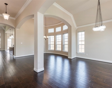4802 Comstock Way - Photo Thumbnail 5