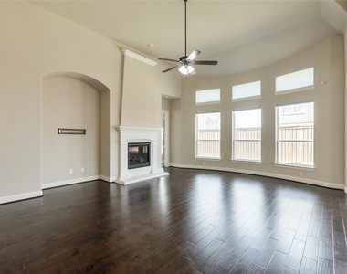 4802 Comstock Way - Photo Thumbnail 9