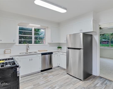 137 Lynn Avenue - Photo Thumbnail 5