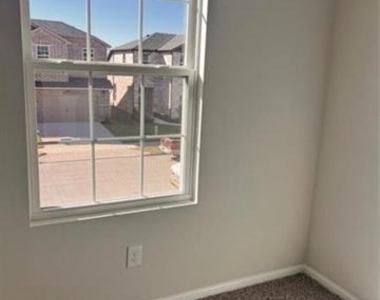 900 Portina Drive - Photo Thumbnail 10