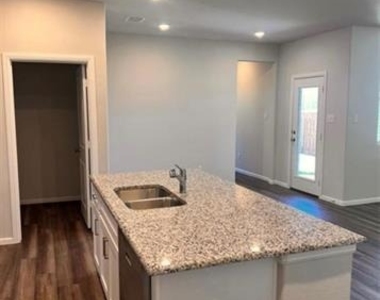 900 Portina Drive - Photo Thumbnail 5