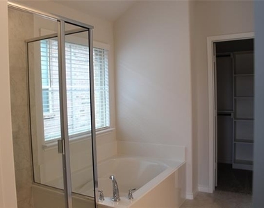 5010 Flanagan Drive - Photo Thumbnail 9