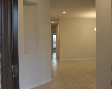 5010 Flanagan Drive - Photo Thumbnail 16