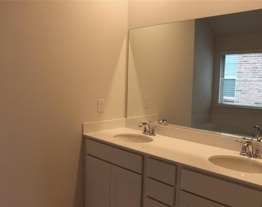 5010 Flanagan Drive - Photo Thumbnail 10