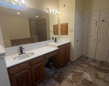 553 Raintree Circle - Photo Thumbnail 11