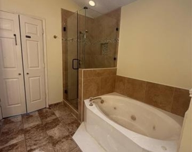553 Raintree Circle - Photo Thumbnail 10