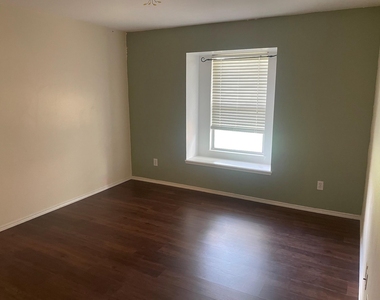 100 Hopewell Drive - Photo Thumbnail 8