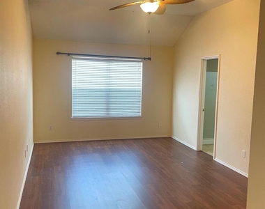 100 Hopewell Drive - Photo Thumbnail 5