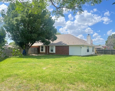 100 Hopewell Drive - Photo Thumbnail 13