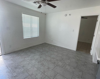 3232 W Jackson Street - Photo Thumbnail 2