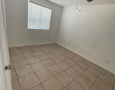 3232 W Jackson Street - Photo Thumbnail 3
