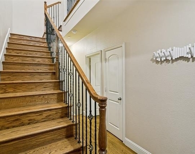 7212 Scotland Court - Photo Thumbnail 2