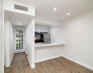 2722 Throckmorton Street - Photo Thumbnail 8