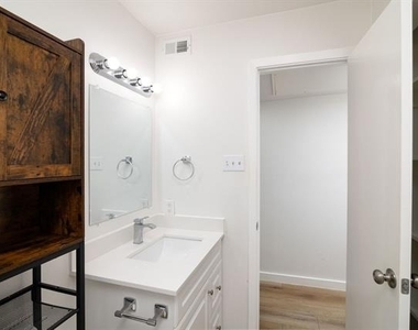 2722 Throckmorton Street - Photo Thumbnail 12