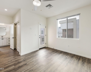 406 W 7th Street - Photo Thumbnail 9