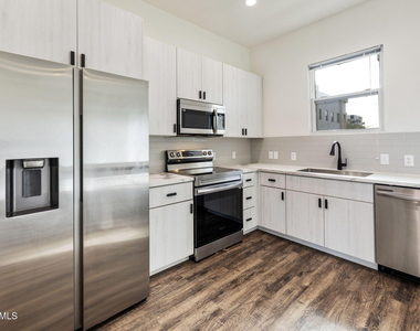 406 W 7th Street - Photo Thumbnail 3