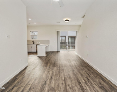 406 W 7th Street - Photo Thumbnail 2