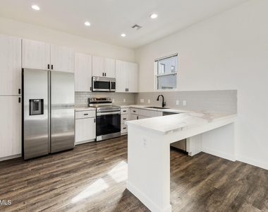 406 W 7th Street - Photo Thumbnail 4