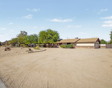16223 N 40th Place - Photo Thumbnail 9