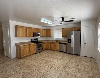 12930 W Lamar Road - Photo Thumbnail 3