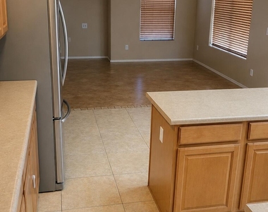 14138 N 158th Court - Photo Thumbnail 7