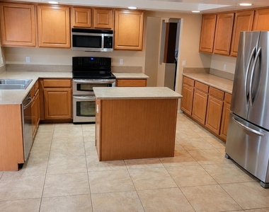 14138 N 158th Court - Photo Thumbnail 6
