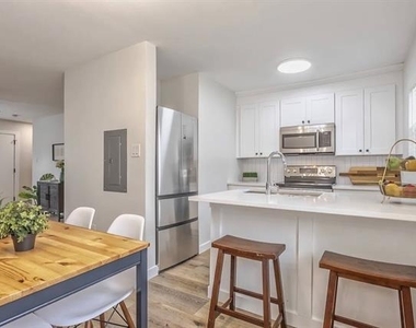 425 N Rosemont Avenue - Photo Thumbnail 4